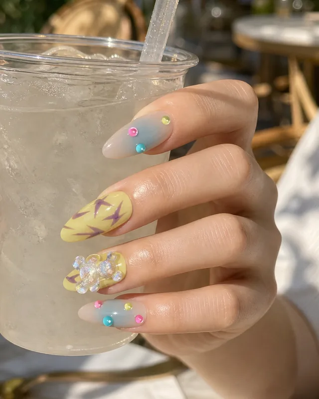 Studio Style WM0125 Press-On Nails worn on hand