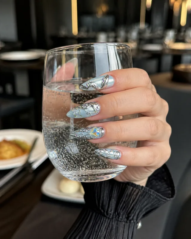 Studio Style WM0087 Press-On Nails worn on hand
