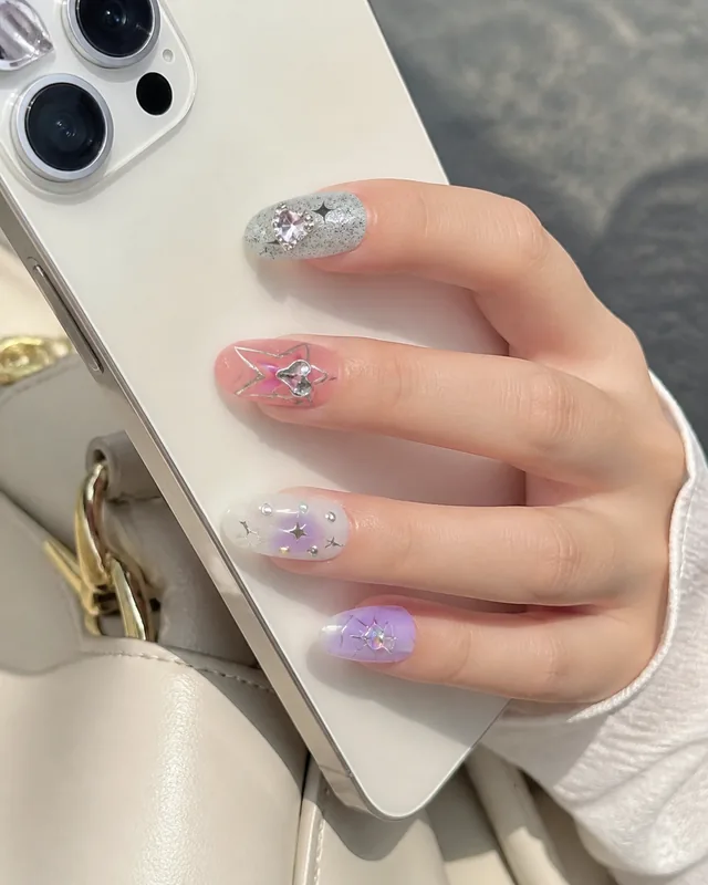 Studio Style WM0077 Press-On Nails worn on hand