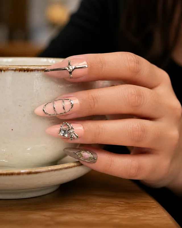Studio Style WM0066 Press-On Nails worn on hand