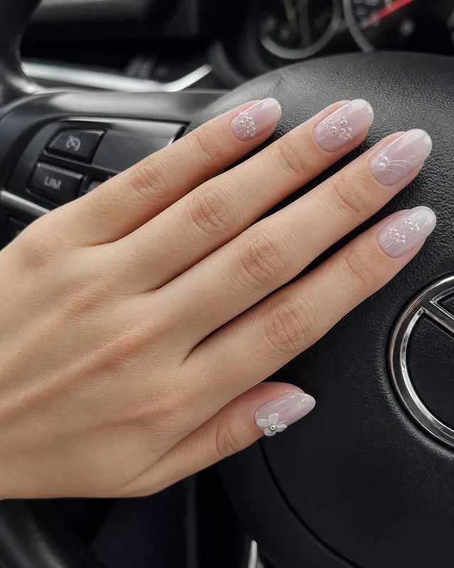 Studio Style 150514 Press-On Nails worn on hand