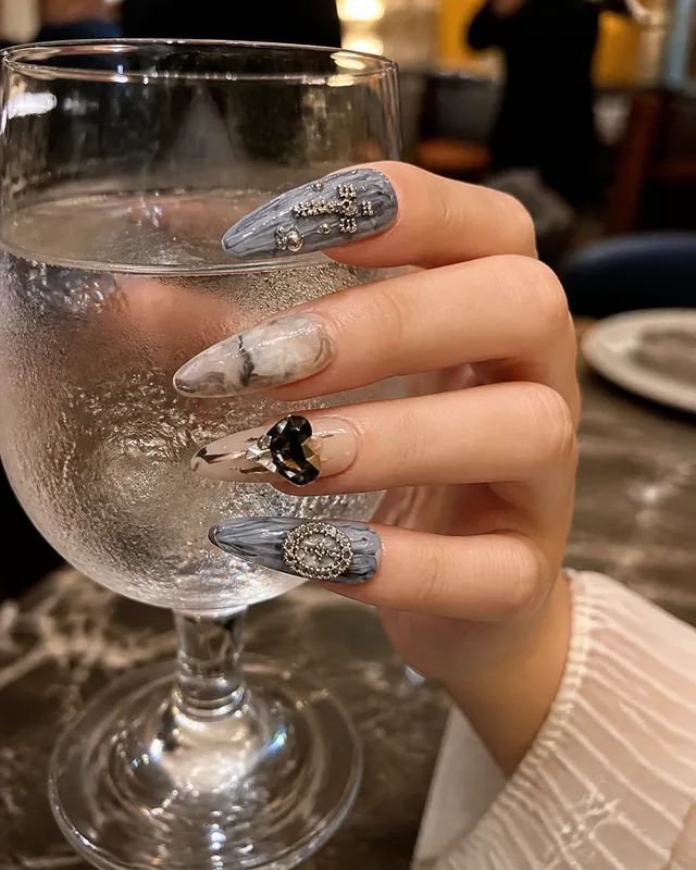 Studio Style 150419 Press-On Nails worn on hand