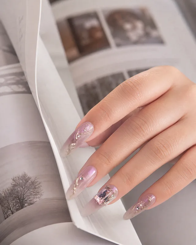 Studio Style 150320 Press-On Nails worn on hand