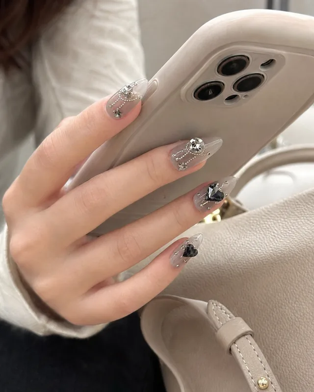 Studio Style 150314 Press-On Nails worn on hand