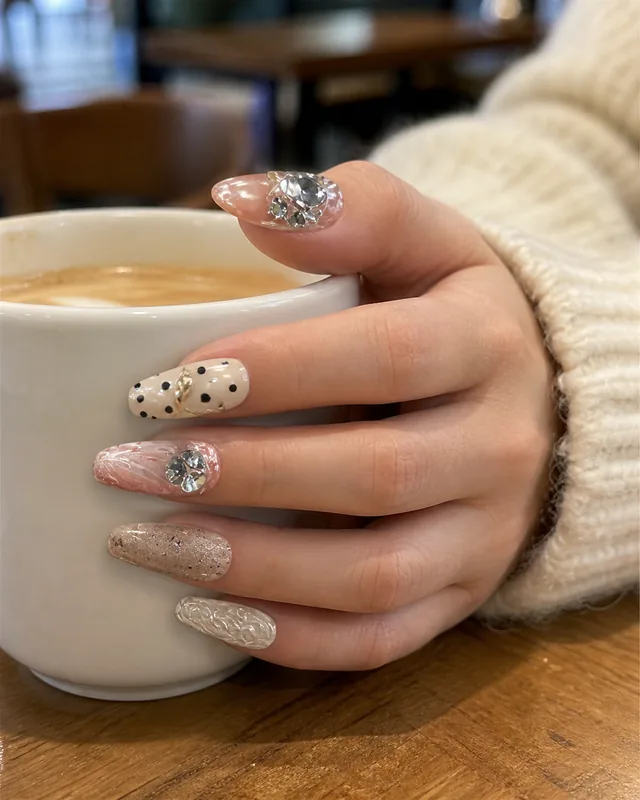 Studio Style 150215 Press-On Nails worn on hand